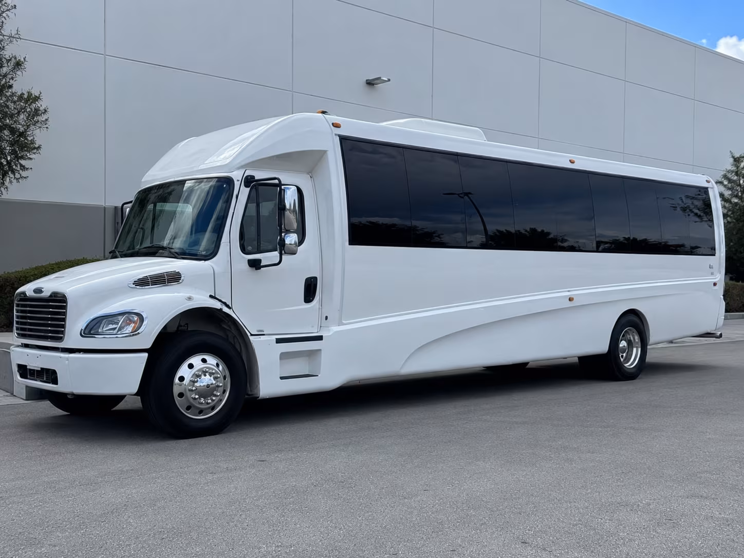 prom and homecoming buses for suffolk high schools